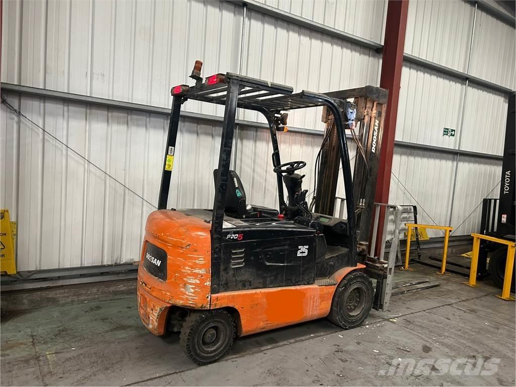 Doosan B25X-5 電動堆高機