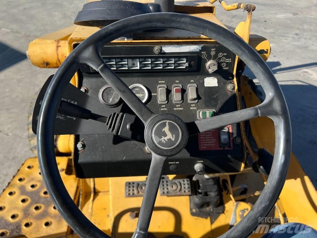 John Deere 210 LE 前端裝載機和挖掘機