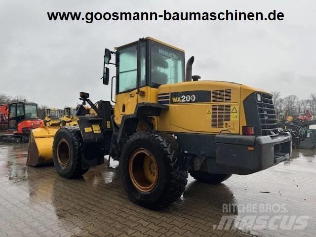 Komatsu WA 200 輪胎式裝載機