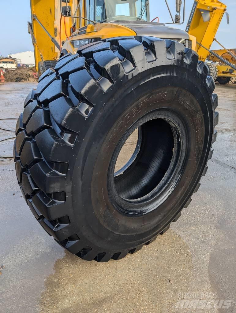 Bridgestone VLTS 輪胎、車輪和輪圈