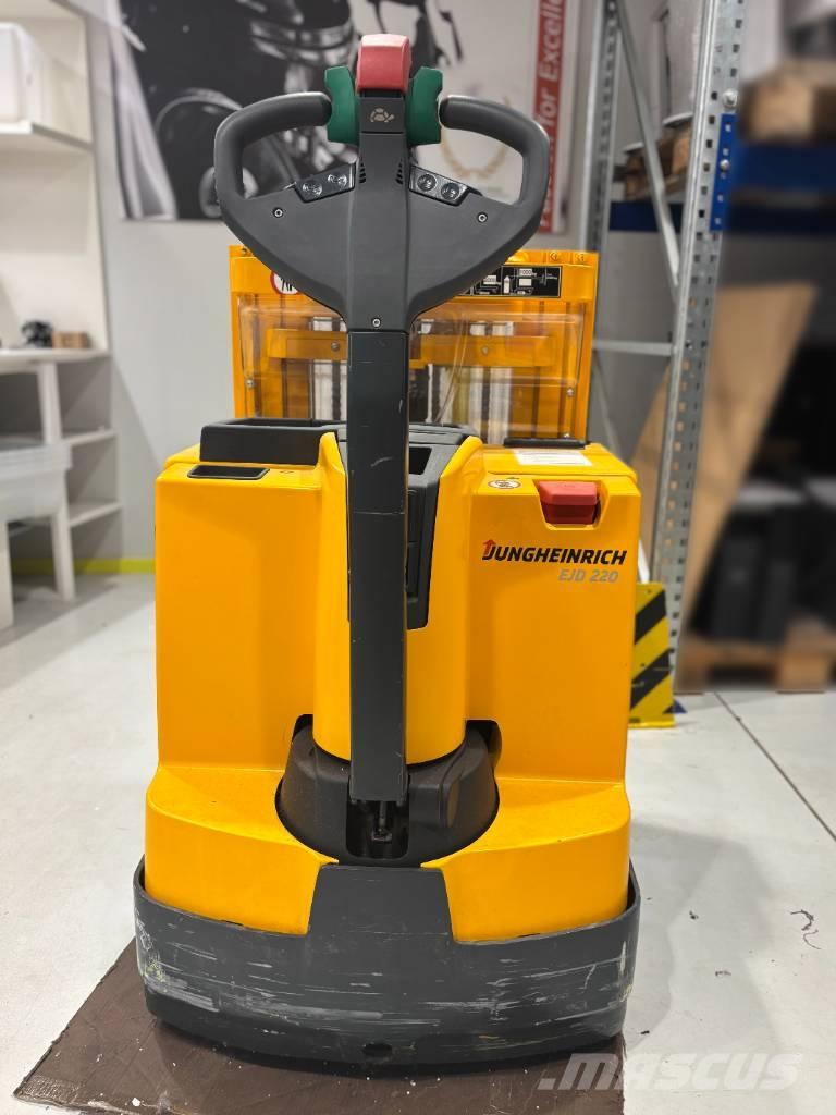 Jungheinrich EJD 220 自走式堆積機