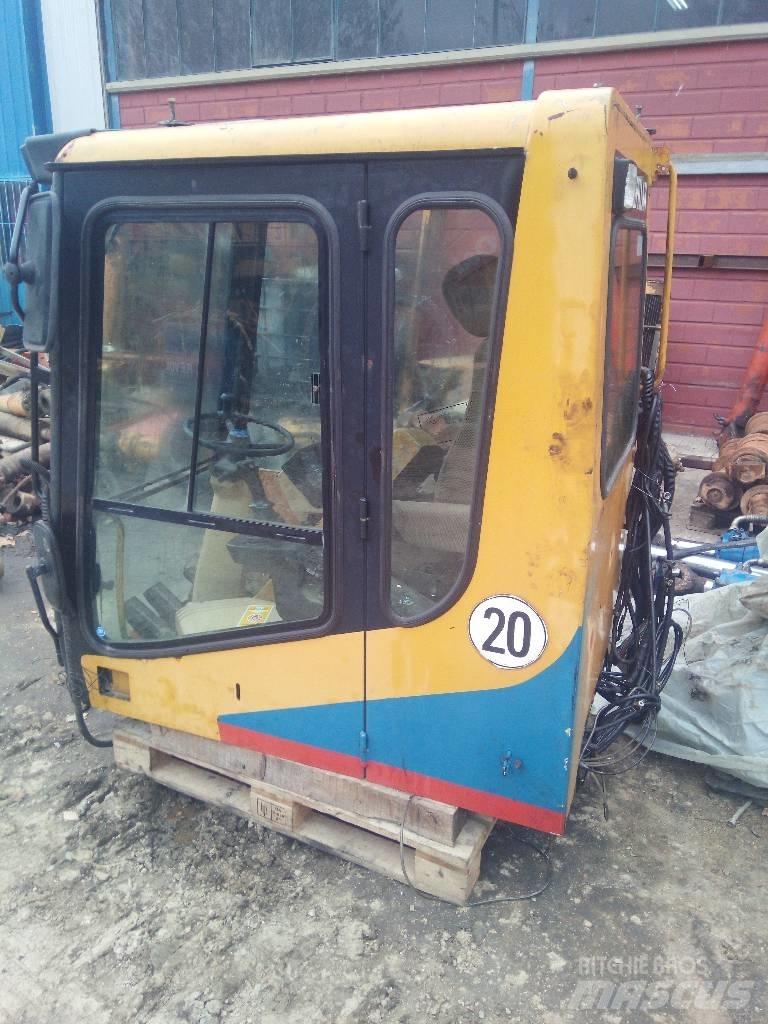 CAT M 320 駕駛室與內部
