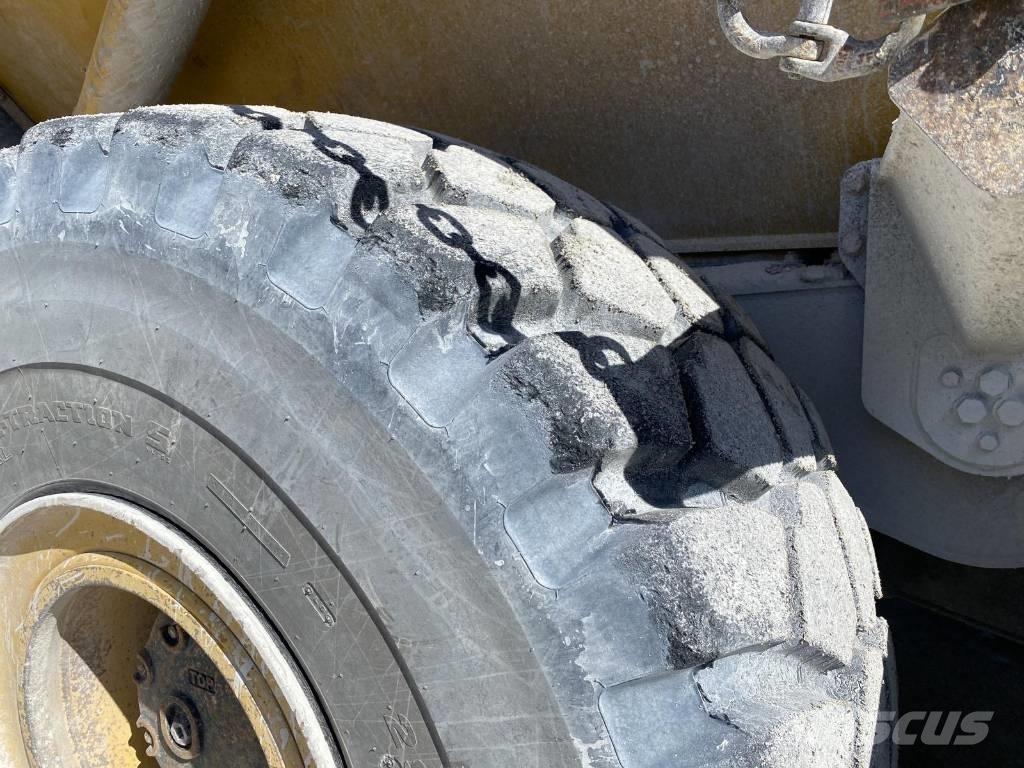 Komatsu HM 400 鉸接式起吊車