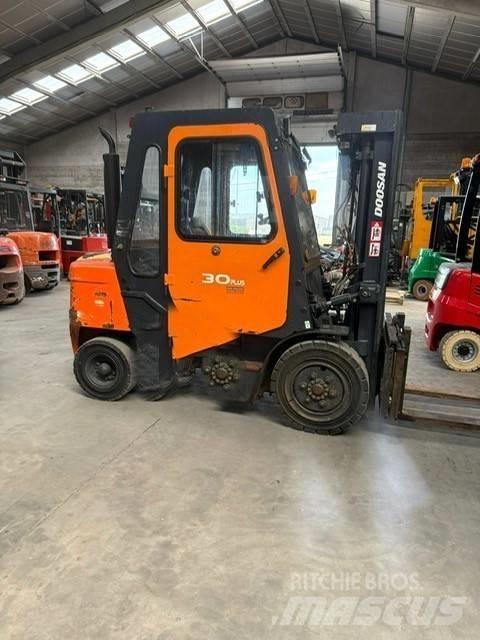 Doosan FD30 柴油卡車