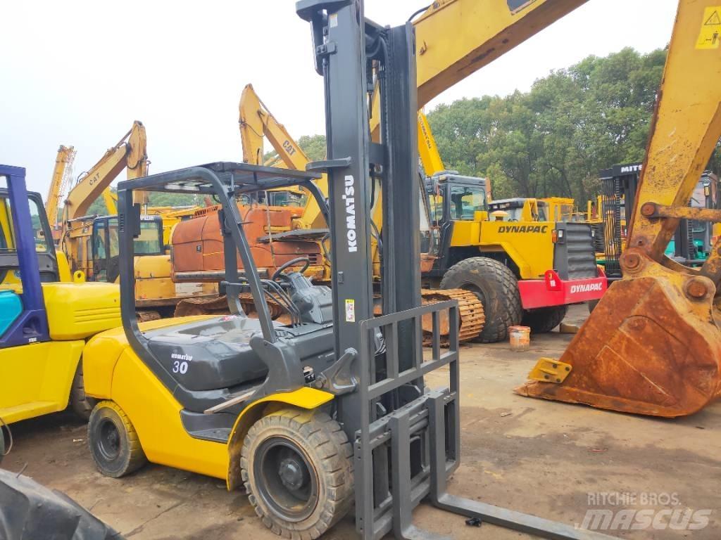 Komatsu FD 30 T-17 柴油卡車