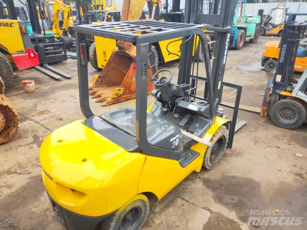 Komatsu FD 30 T-17 柴油卡車