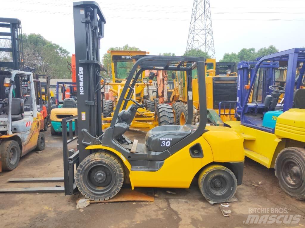 Komatsu FD 30 T-17 柴油卡車