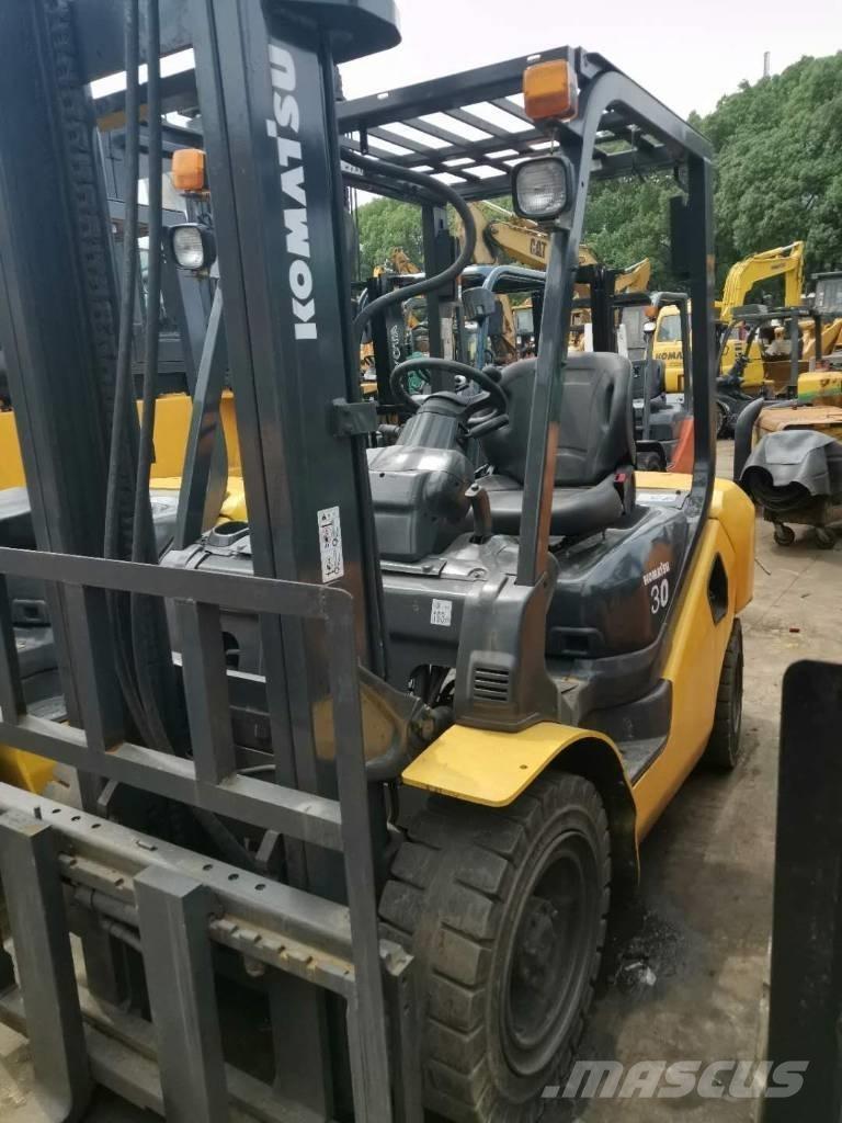 Komatsu 30 伸縮臂操作車