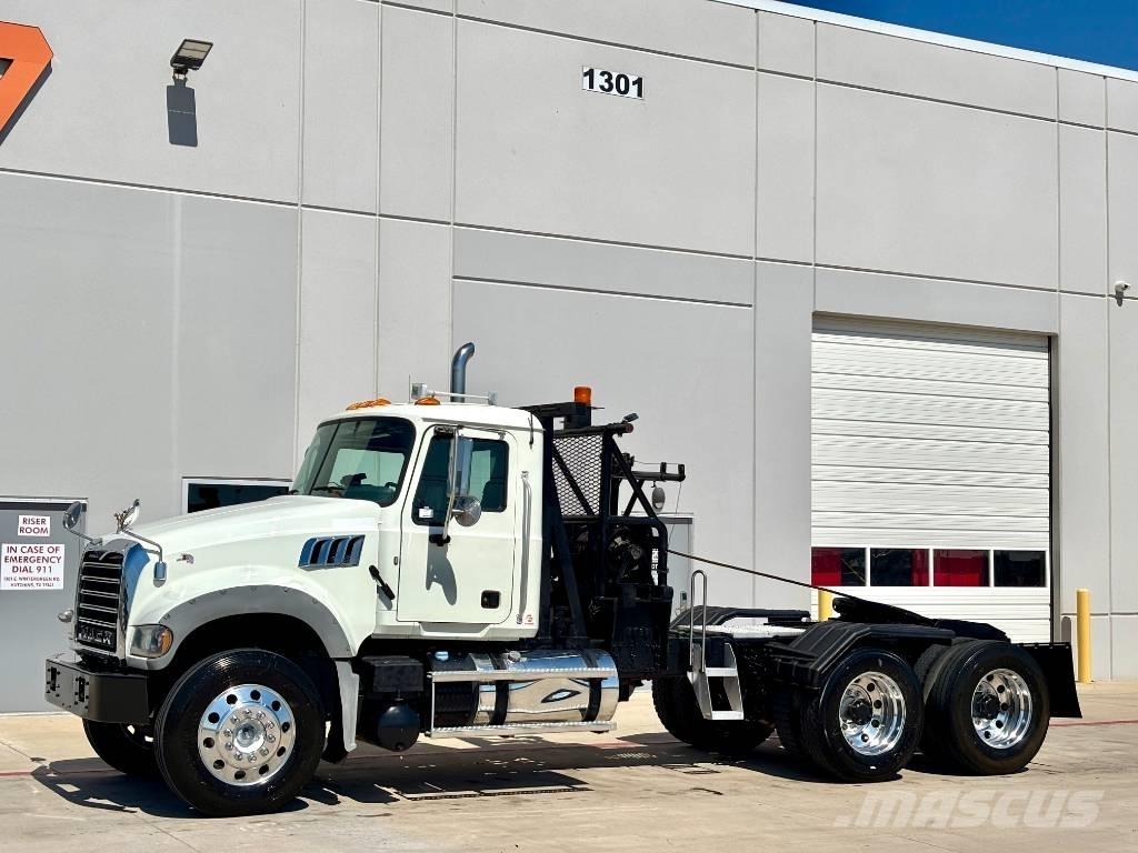 Mack GU713 救援車