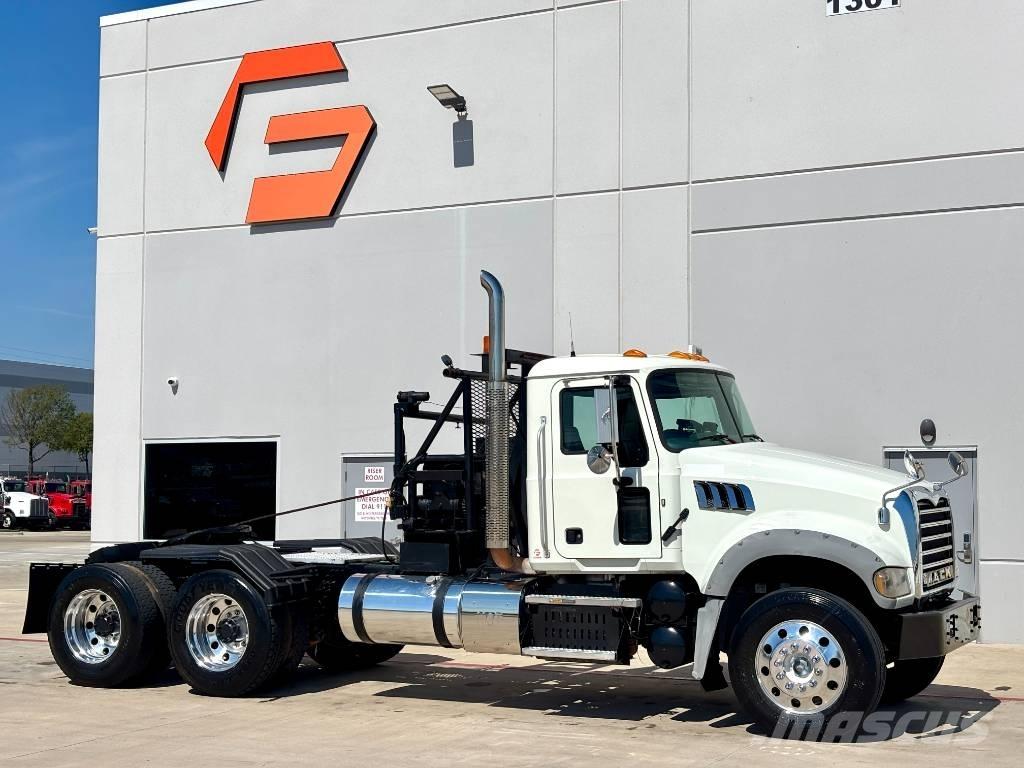 Mack GU713 救援車