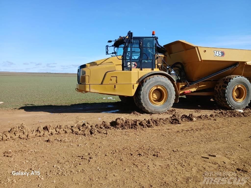 CAT 745 鉸接式起吊車