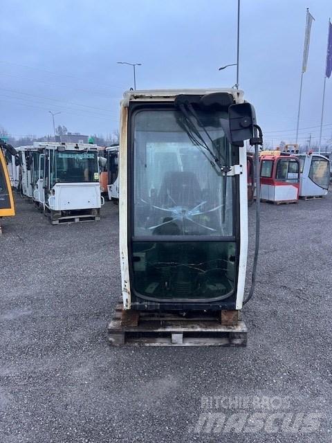 Liebherr A 314 CAB 駕駛室與內部