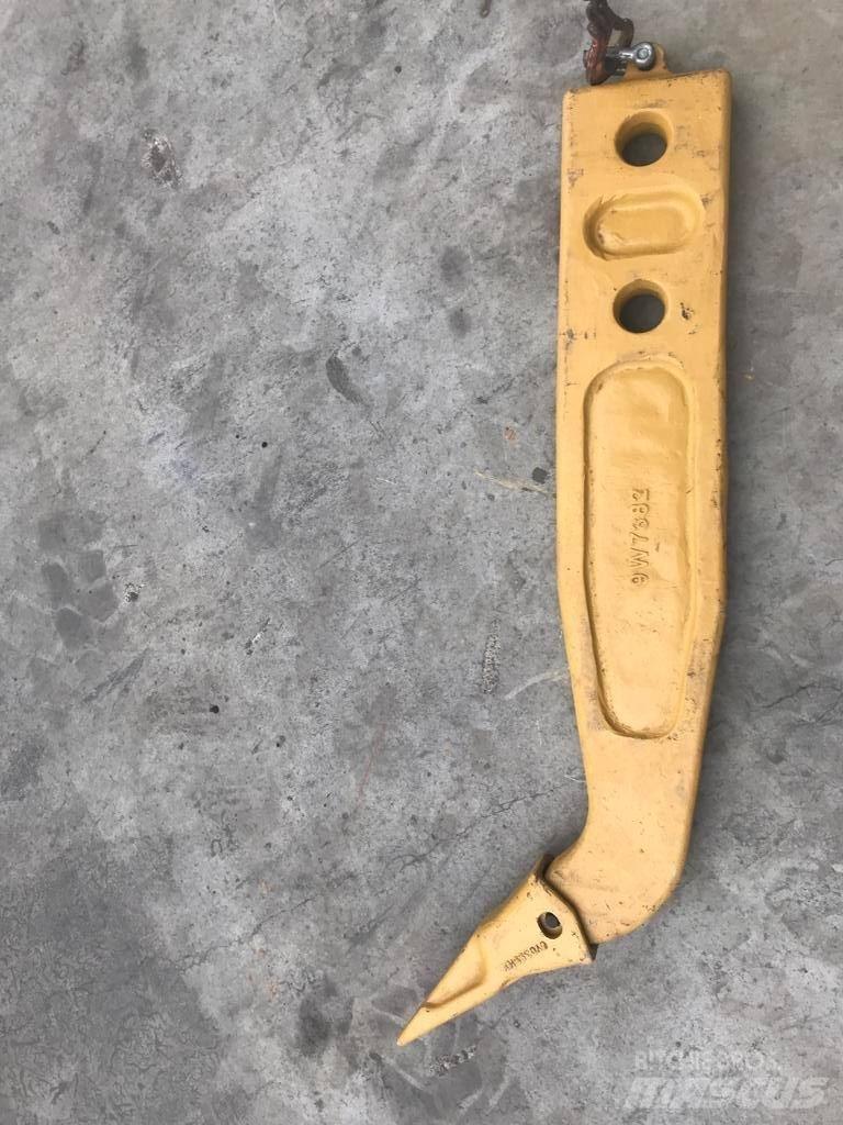 Komatsu D65 Shank 鬆土機