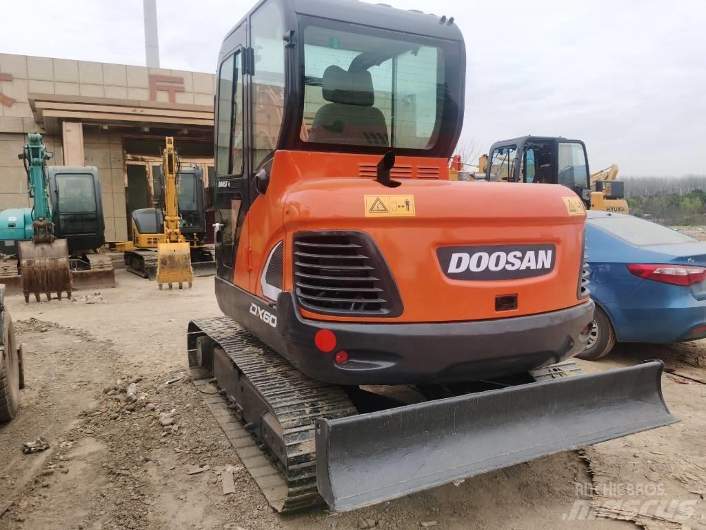 Doosan DX 60 小型挖土機/掘鑿機<7t(小型挖掘機)