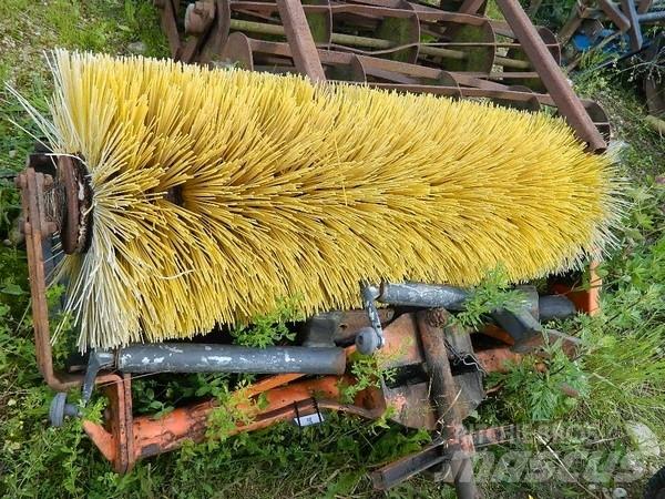  Traktora birste 掃倉機