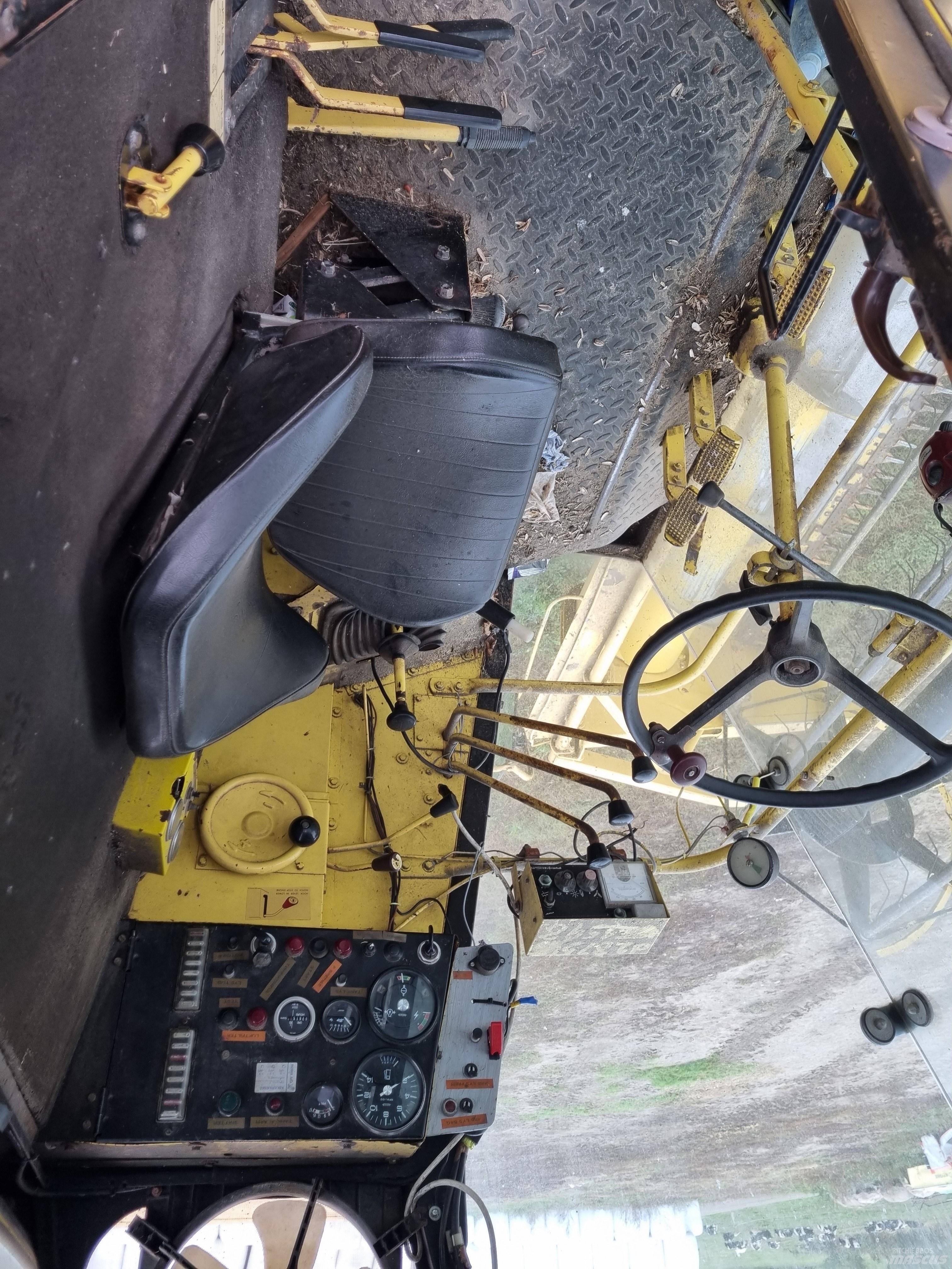 New Holland 8050 聯合收穫機