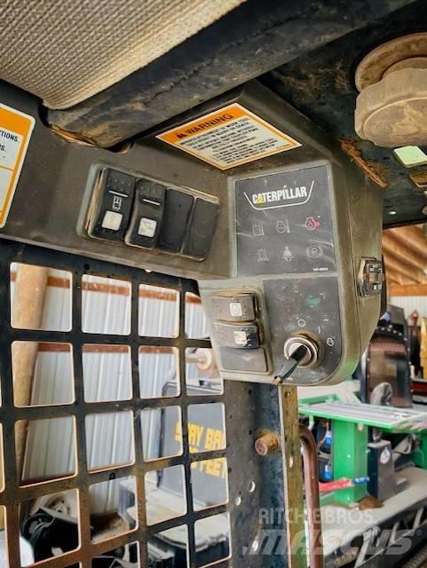 CAT 277 滑移轉向裝載機