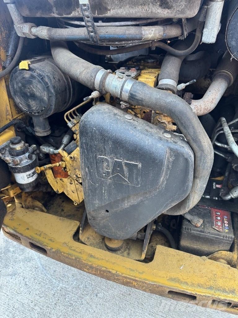 CAT 216 B 3 滑移轉向裝載機