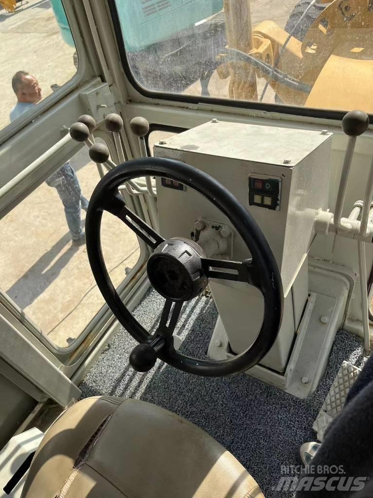 CAT 140 K 平土機