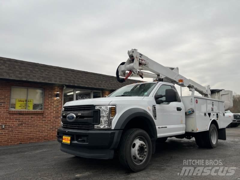 Ford F550 卡車裝載高空作業車