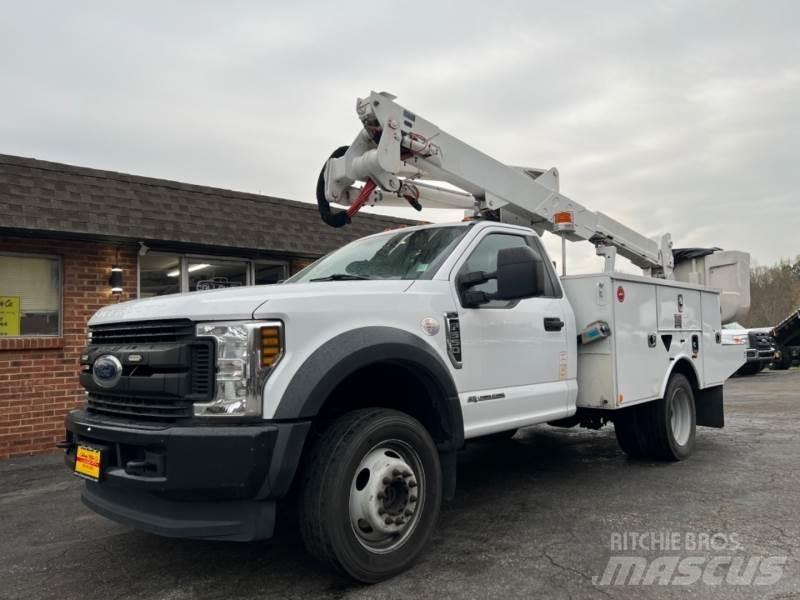 Ford F550 卡車裝載高空作業車