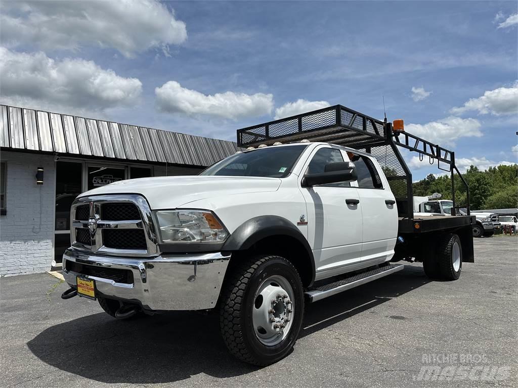 RAM 5500 平板式/側卸式卡車