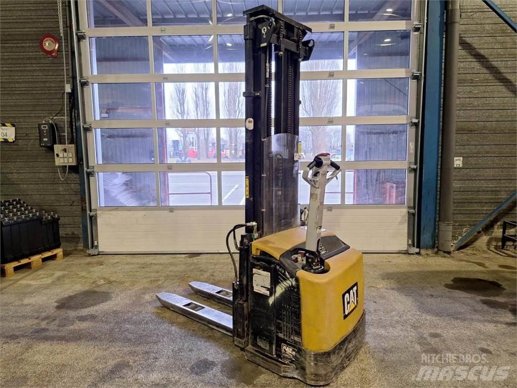 CAT NSP16N 行走控制式堆積機