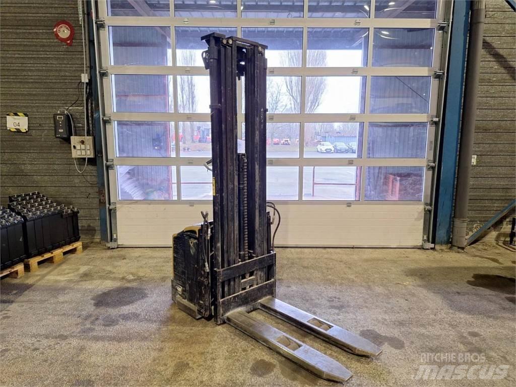 CAT NSP16N 行走控制式堆積機