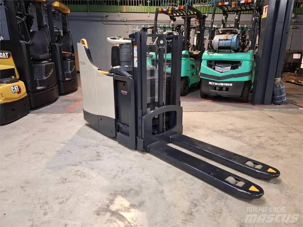 Crown DT3040 自走式堆積機
