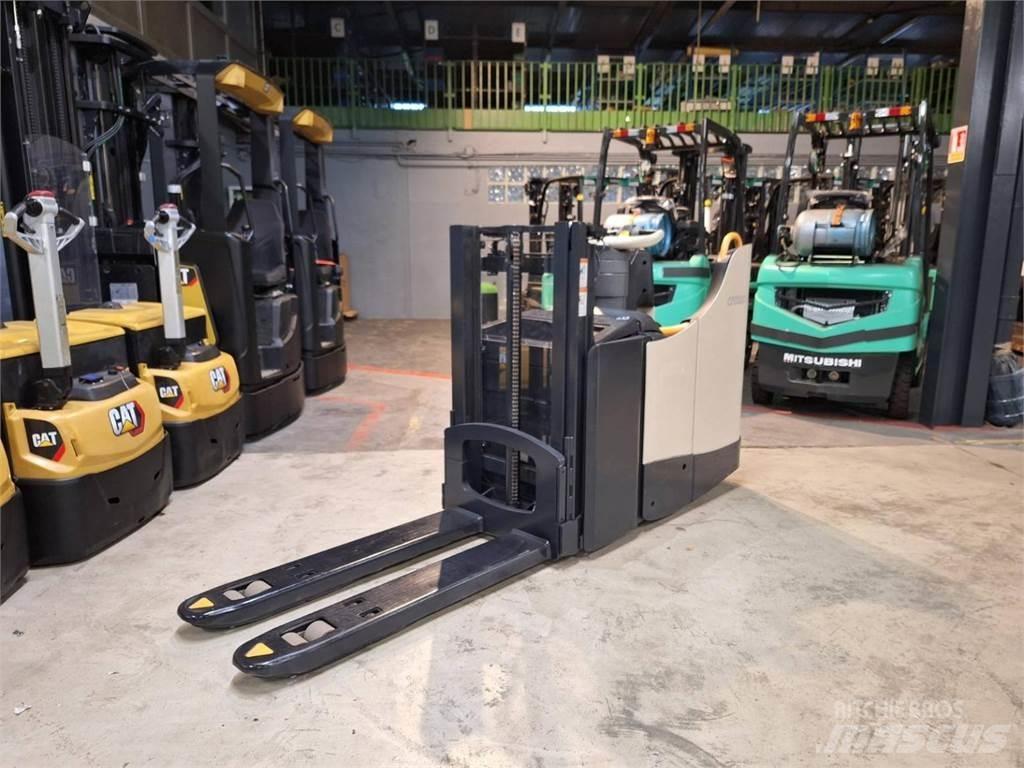 Crown DT3040 自走式堆積機