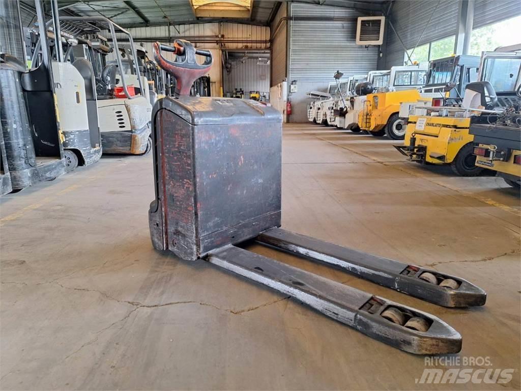 Fenwick T18 行走控制式堆積機