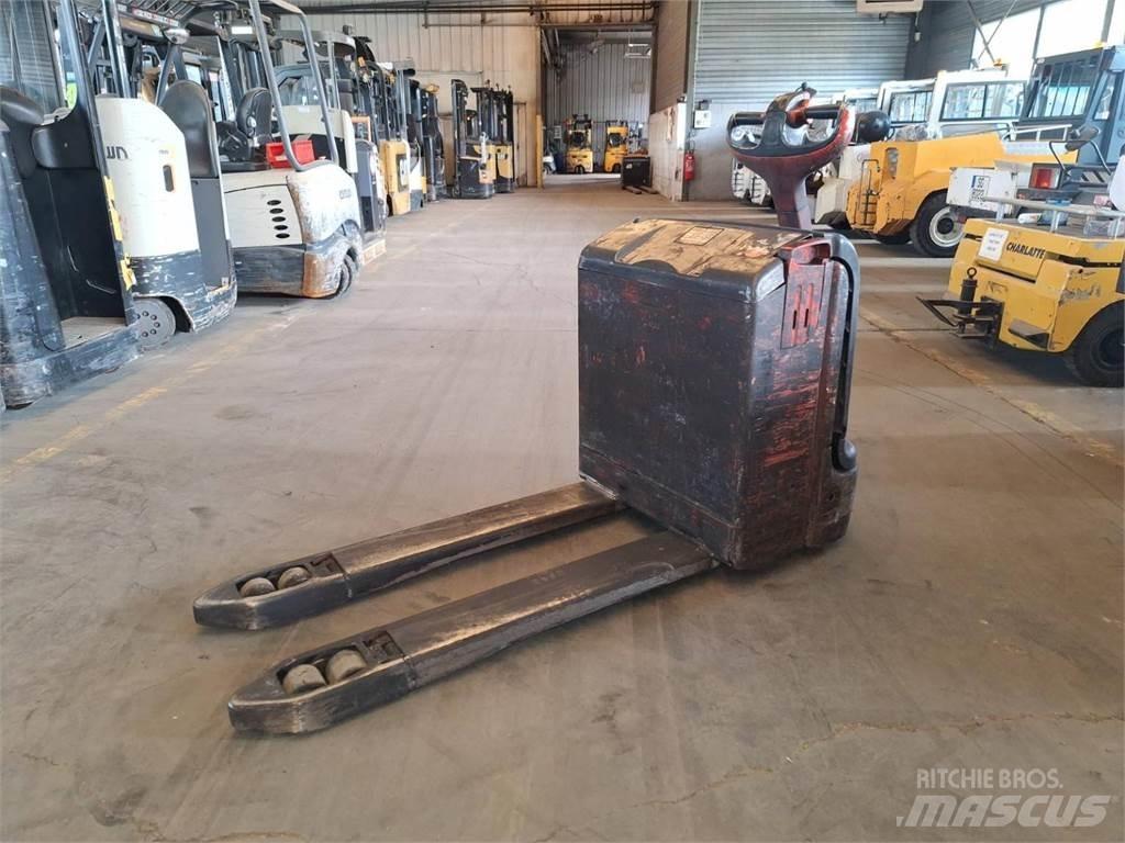 Fenwick T18 行走控制式堆積機
