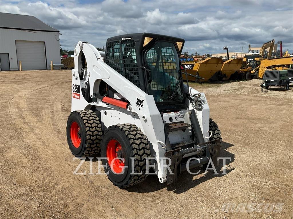 Bobcat S250 滑移轉向裝載機