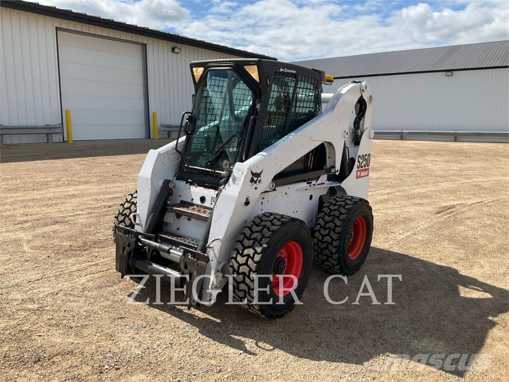 Bobcat S250 滑移轉向裝載機