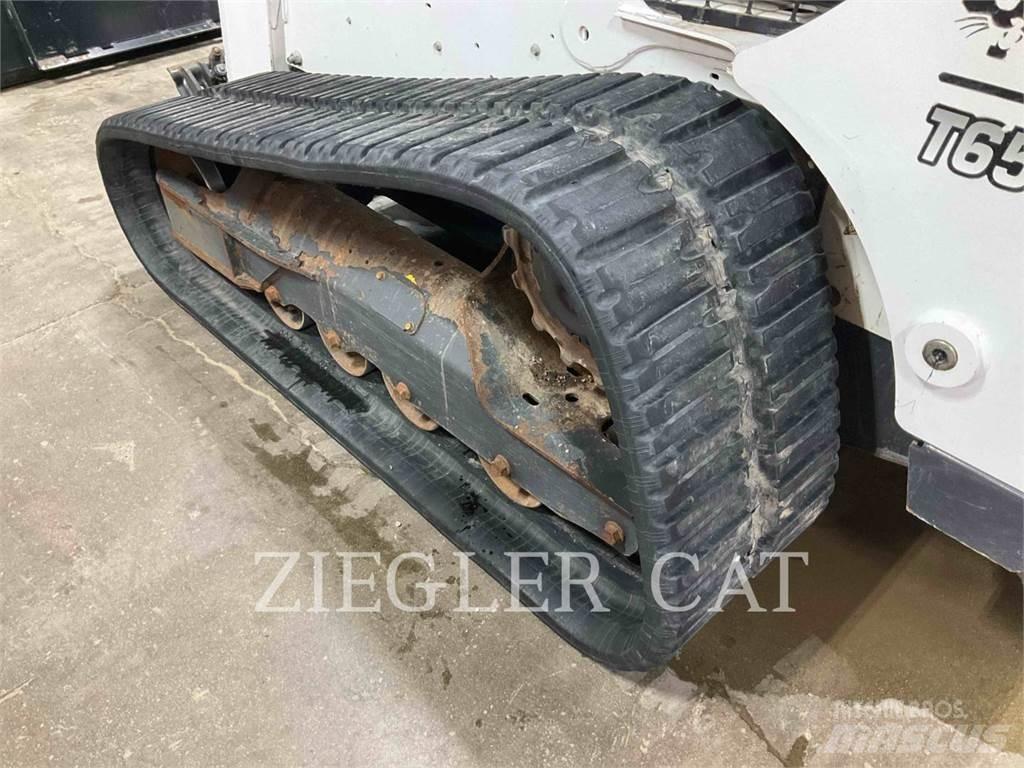 Bobcat T650 推土機