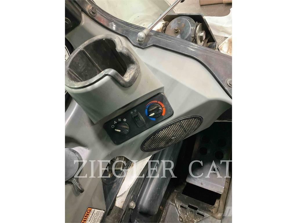 Bobcat T870 推土機