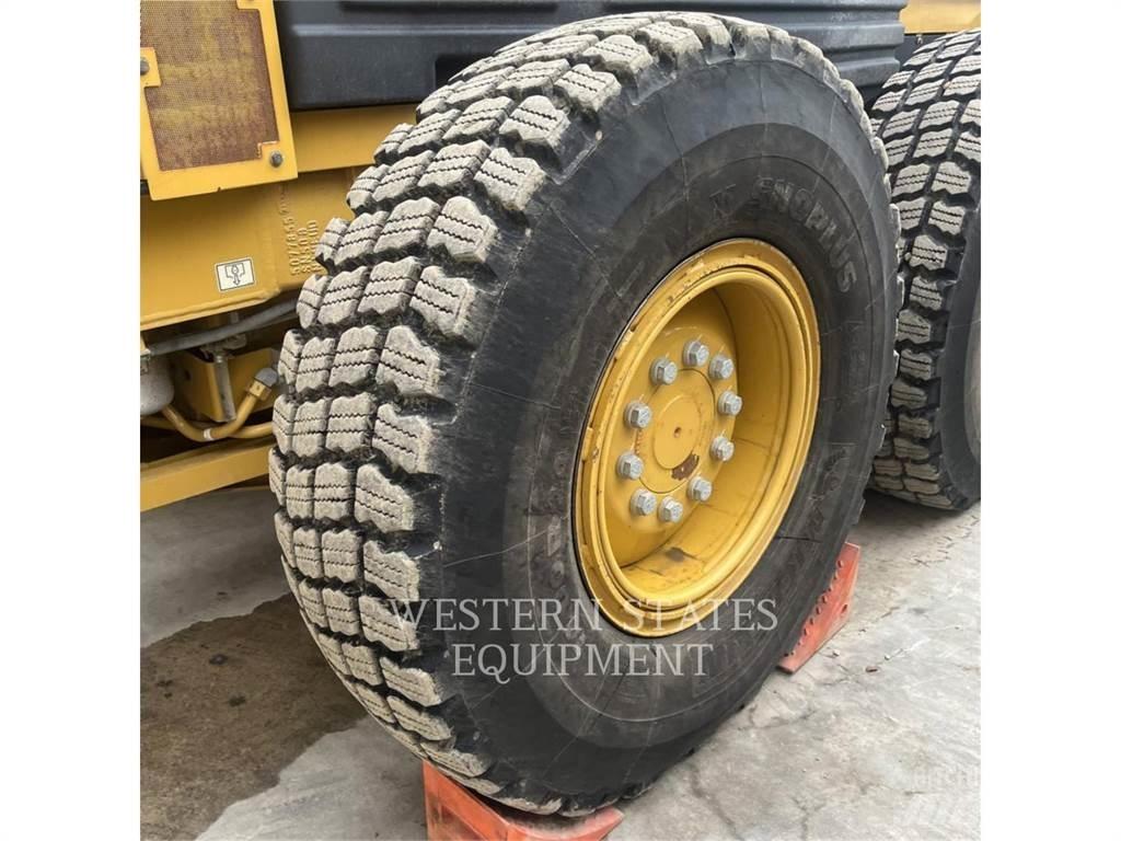 CAT 140 AWD 平土機