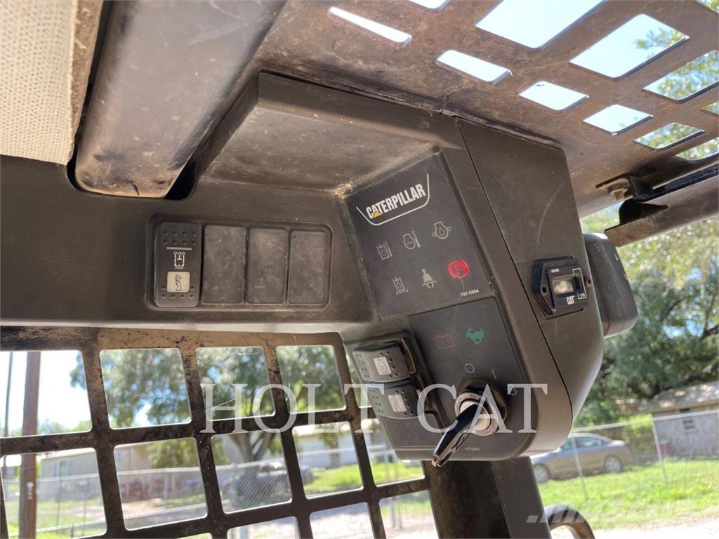 CAT 216 滑移轉向裝載機