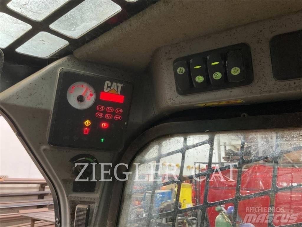 CAT 226D 滑移轉向裝載機