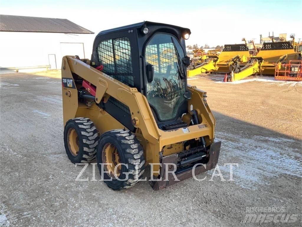 CAT 226D 滑移轉向裝載機