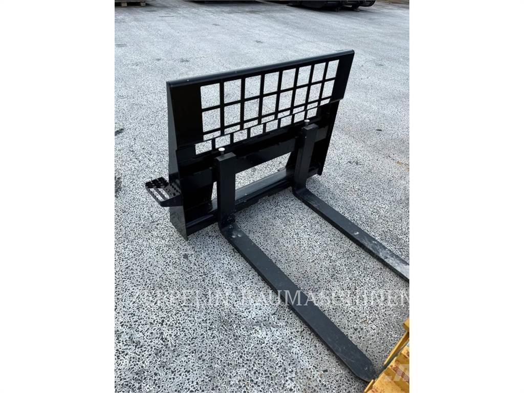 CAT 226D 滑移轉向裝載機
