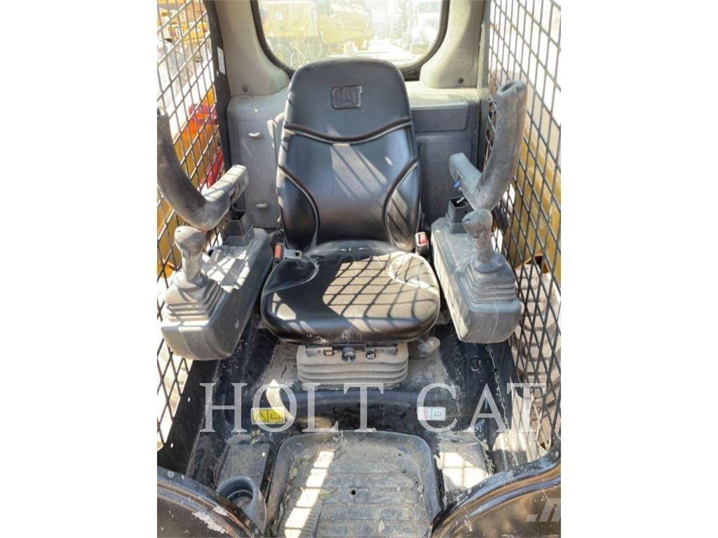 CAT 226D 滑移轉向裝載機