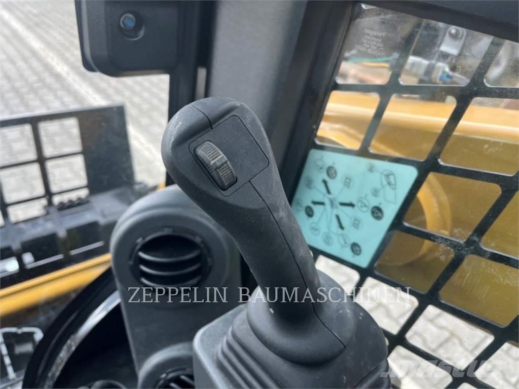 CAT 226D 滑移轉向裝載機