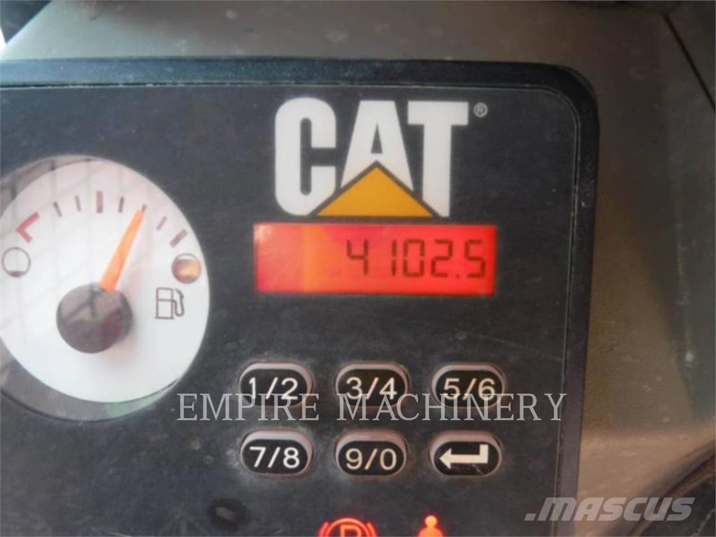CAT 226D 滑移轉向裝載機
