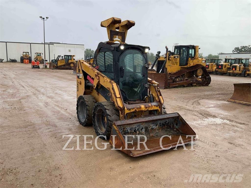 CAT 226D 滑移轉向裝載機