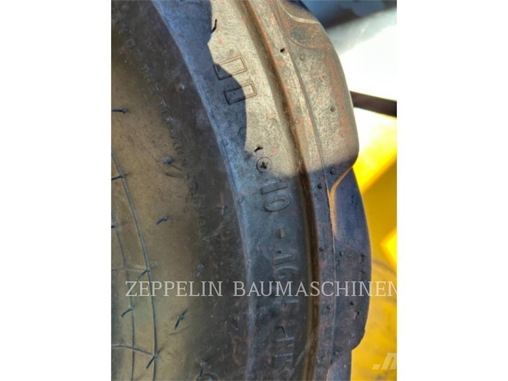 CAT 226D 滑移轉向裝載機