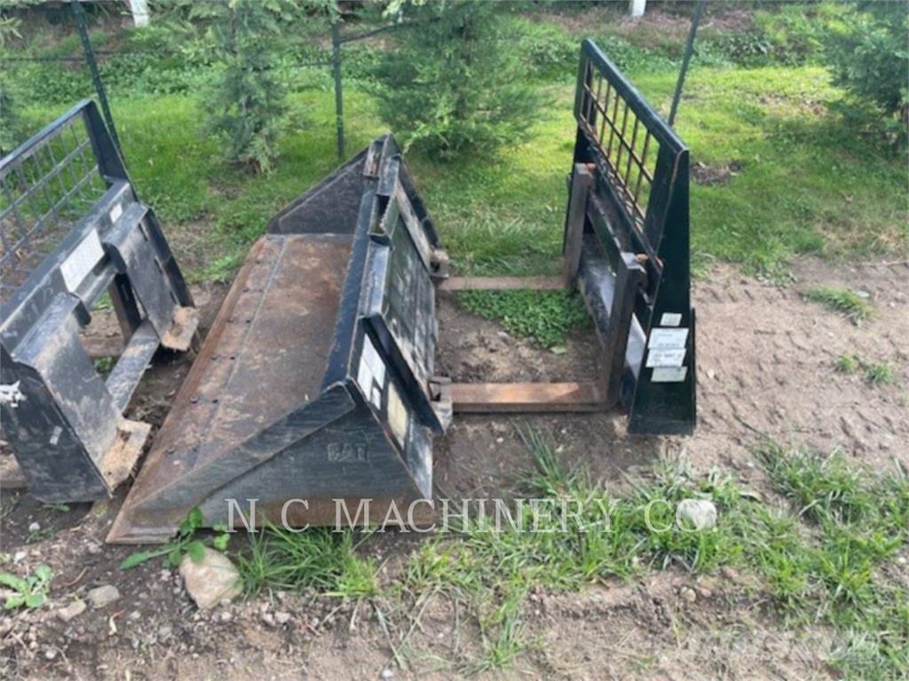 CAT 226D 滑移轉向裝載機