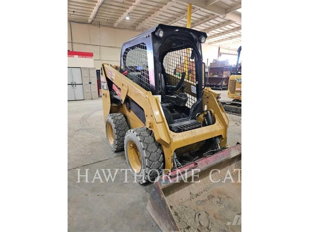 CAT 226D 滑移轉向裝載機
