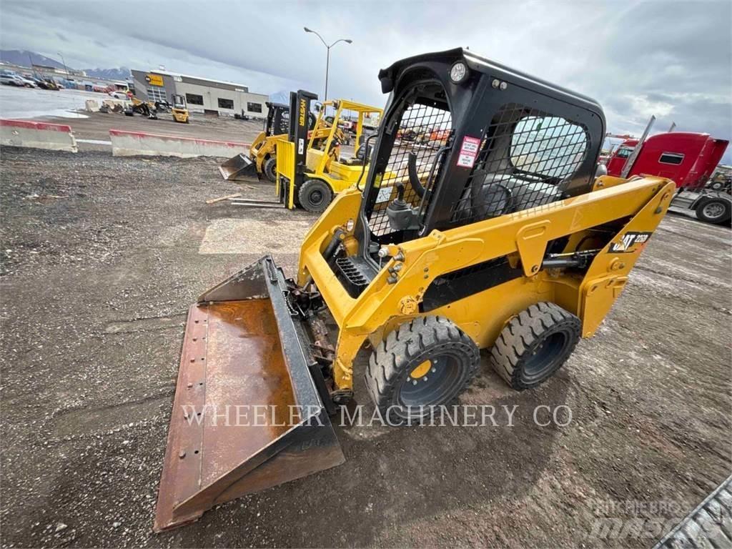 CAT 226D C1-H2 滑移轉向裝載機