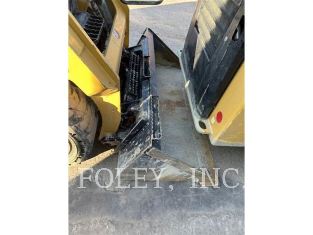 CAT 226D3 滑移轉向裝載機